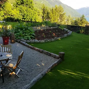 https://chalet-christine.hotels-rhonealpes.com